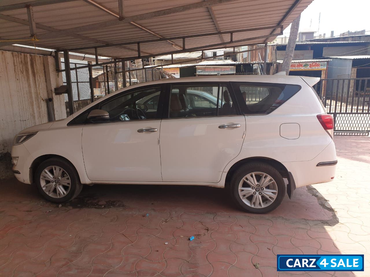 innova car white