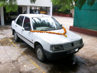 White Peugeot 309