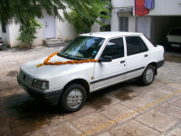 White Peugeot 309