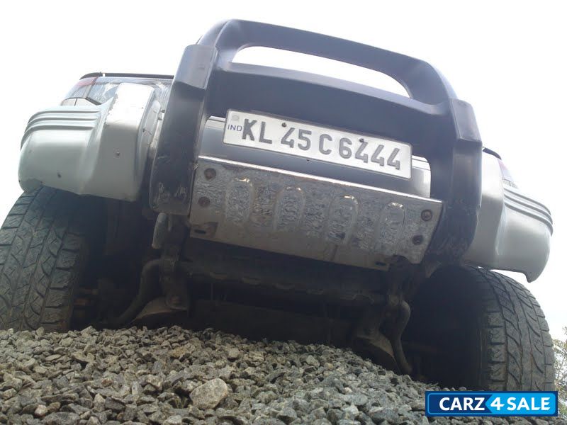 White Silver Mitsubishi Pajero White Silver Mitsubishi Pajero