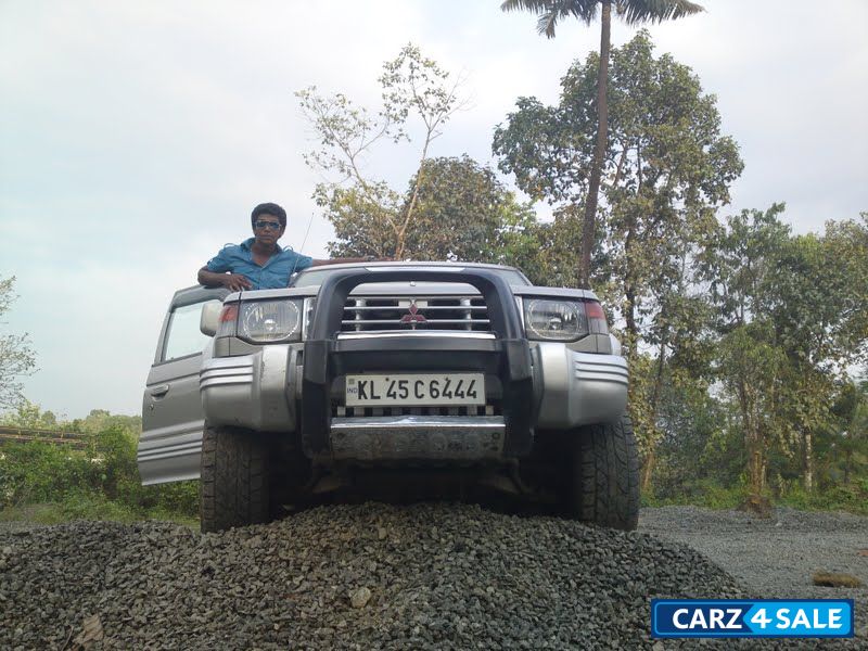 White Silver Mitsubishi Pajero White Silver Mitsubishi Pajero
